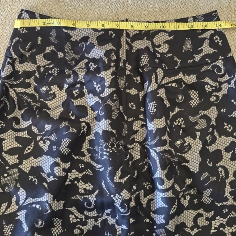 Banana Republic Black and Taupe Lace Print Silk Skirt - Size 6 Petite - Picture 8 of 14